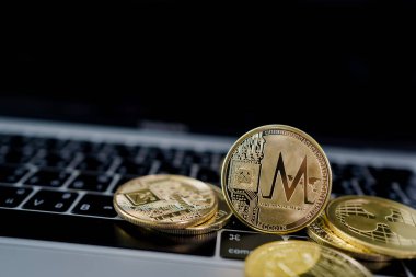 Sanal kripto para birimi kavramı. Dizüstü bilgisayardaki Altın MCCOIN Yakın plan.