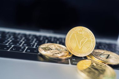 Sanal kripto para birimi kavramı. Altın TRON dizüstü bilgisayarın dokunmatik bilgisayarında yakın plan.