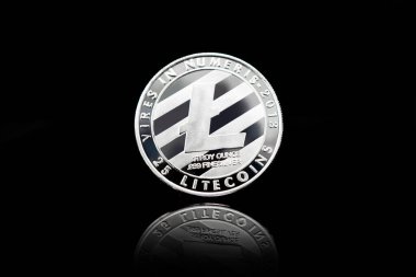Şifreli para - Litecoin madeni para, siyah bir arkaplanda izole edilmiş..