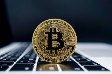 Dizüstü bilgisayardaki altın Bitcoin paralarını kapat.