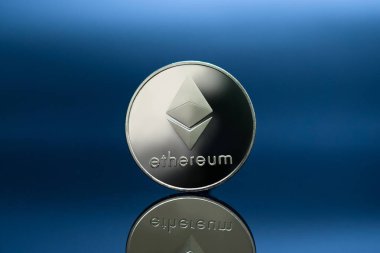 Ethereum gümüş sikkenin yakın plan fotoğrafı (ETH).