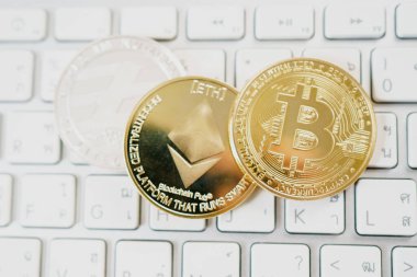 Şifreleme para birimleri - Litecoin, Bitcoin, Ethereum bilgisayar klavyesinde.