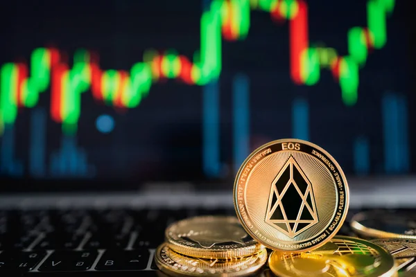 Nahaufnahme Von Eos Goldmünze Auf Laptop Tastatur Hintergrund Mit Trading — Stockfoto