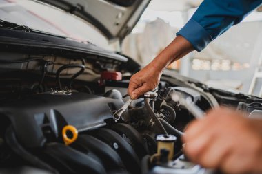 Anahtarı olan oto tamircisinin eli gibi. Mühendis ve Araba Tamir Konsepti