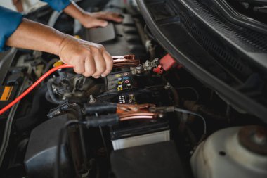 Seyahatte araba arızası, akü boşaltımı, araba aküsünü elektrik kablosuyla şarj etme..