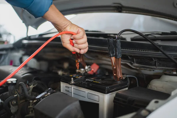 Mecánico Automático Está Cargando Batería Centro Servicio Reparación Automóviles — Foto de Stock