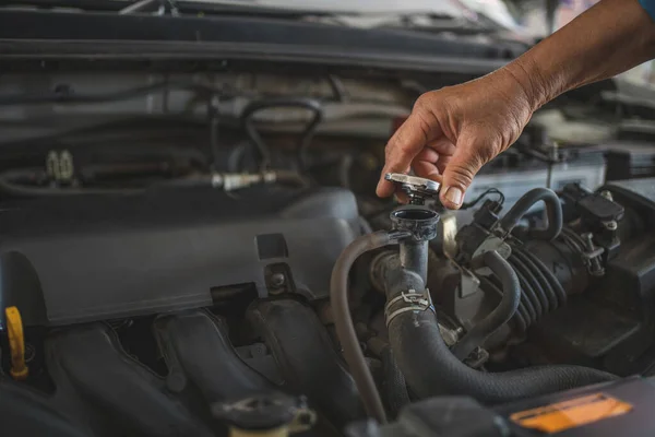 Bilreparationscenter Mekaniker Kontrollerar Vattennivån Kylaren Bilen — Stockfoto