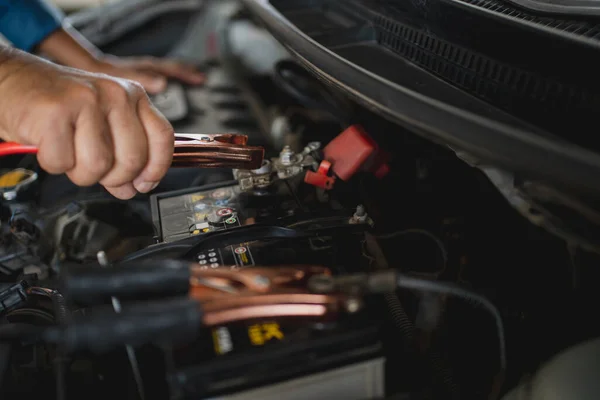 Närbild Handen Laddning Bil Batteri Med Tråg Bygel Kablar — Stockfoto