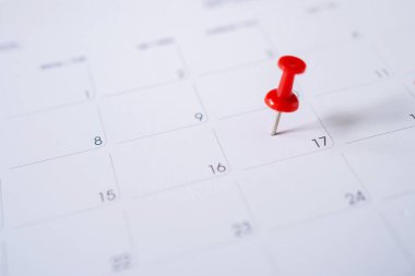 Seçici odaklanma. Takvimde 17 Haziran 'da işlenmiş kırmızı iğne resmi.