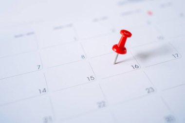 Seçici odaklanma. Takvimde 16 Haziran 'da işlenmiş kırmızı iğne resmi. Planlama yapma kavramı.