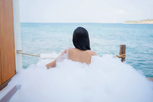 Mujer Asiática Bañándose Una Bañera Con Burbujas Jabón Fondo Con —  Fotos de Stock
