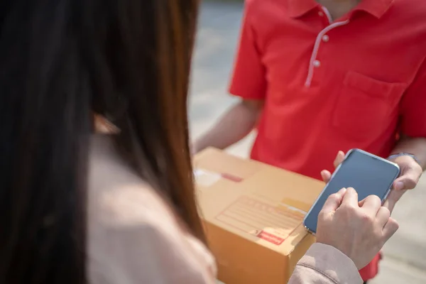 Young Woman Writing Signature Digital Phone Receiving Parcel Delivery Man — Foto de Stock