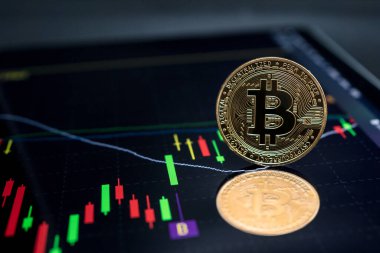 Dizüstü bilgisayar, grafik ve grafiklerde engelleme zinciri kavramına sahip Bitcoin para birimi.