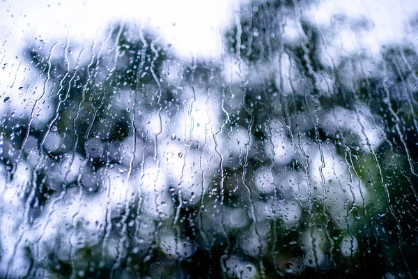 澄んだガラスの雨滴が美しく見え 背景に — ストック写真