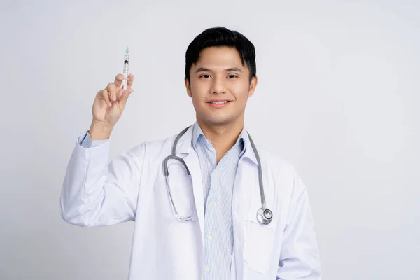 Portret Przystojnego Azjatyckiego Lekarza Trzymającego Strzykawkę Izolowanym Tle — Zdjęcie stockowe