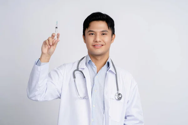 Retrato Guapo Médico Asiático Que Sostiene Una Jeringa Sobre Fondo — Foto de Stock