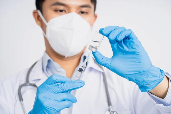 青い手袋を身に着けているアジアの医師はウイルスワクチンを保持していますコロナとシリンジ — ストック写真