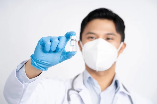 手に透明なガラスの中にワクチンや薬を持っているアジアの医師 インフルエンザワクチン ヘルスケアと医療の概念 — ストック写真