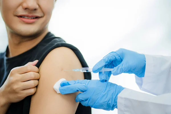 アジア人医師のクローズアップショット人にCovid 19ワクチンを与えます — ストック写真
