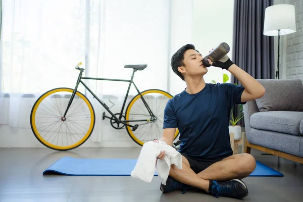 Homem Asiático Bebendo Água Após Exercício Sala Estar Casa Ele — Fotografia de Stock