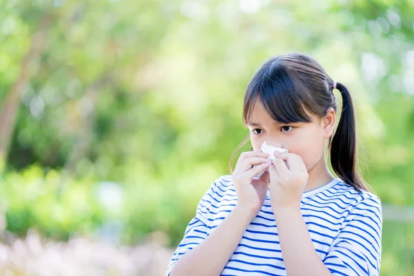 Kislány Ázsiai Tüsszentés Kertben Egy Zsebkendővel Tisztította Meg Orrát Egészségügyét — Stock Fotó