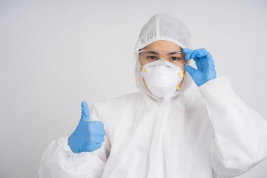 Korunaklı kıyafetler giyen doktorlar ve koronavirüs salgını durumunda tıbbi maskeler. Salgın hastalık, sağlık hizmetleri. İzole edilmiş arkaplan.