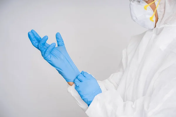 Doktor Ochranném Obleku Nasadí Modré Gumové Rukavice — Stock fotografie