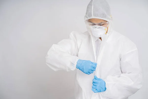 穿着白色防护服的医生或护士 被隔离在一个白色的背景工作室里流行病的概念 — 图库照片