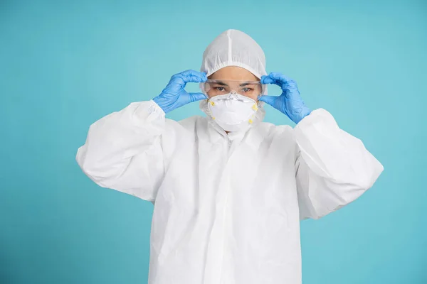 医師は防護服でコロナウイルスと戦う 医療用保護スーツとゴム手袋を身に着けている男性医師 — ストック写真