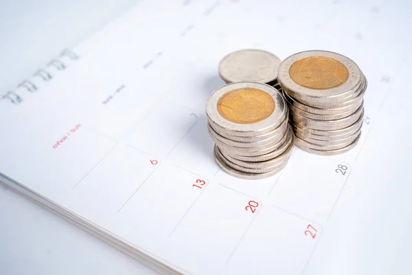 Stapel Thailändischer Baht Münzen Auf Dem Kalender Finanz Und Bankenkonzepte — Stockfoto