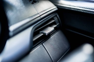 Arabanın arka planı. Arabada klima var..