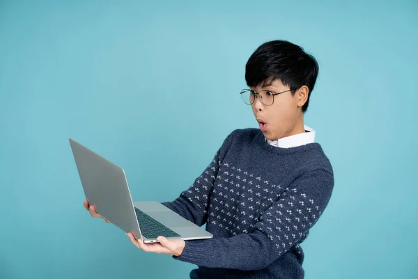 Ázsiai Üzletember Megdöbbent Laptopot Tart Stúdióban — Stock Fotó