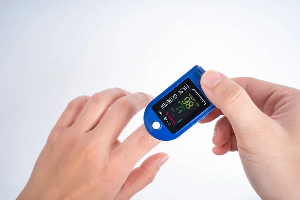 Ein Gerät Zur Messung Der Sauerstoffsättigung Einer Person Den Fingerspitzen — Stockfoto
