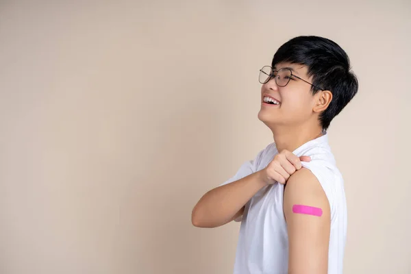 Vacunación Asiática Mujer Recibiendo Una Vacuna Protección Contra Coronavirus — Foto de Stock
