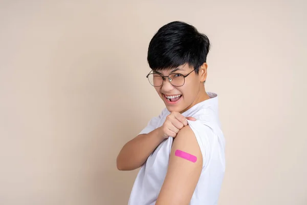 Vacinação Jovem Mulher Asiática Camiseta Branca Recebendo Uma Proteção Vacinal — Fotografia de Stock