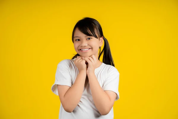 무엇인가를묻고 아시아인 소녀의 클로즈업 — 스톡 사진