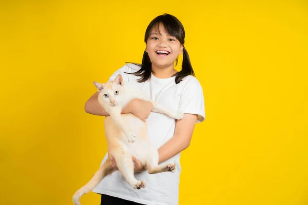 Menina Sorrindo Feliz Ela Está Segurando Gato Estúdio Isolado Fundo — Fotografia de Stock