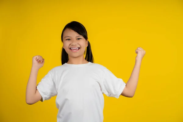Quê Feliz Pouco Ásia Menina Agitando Punhos Fazendo Vencedor Gesto — Fotografia de Stock