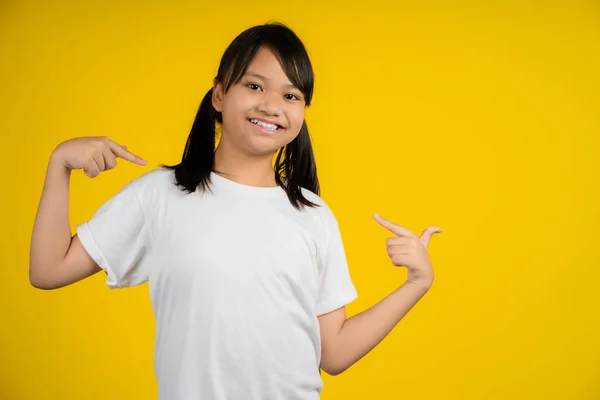 Isolada Amarelo Bela Criança Caucasiana Com Cabelos Longos Shirt Branca — Fotografia de Stock