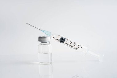 tıbbi ampül ve üzerinde beyaz izole şırınga.