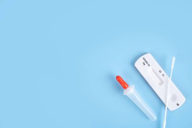 Hızlı antijen testi, üst görünüm kopyalama alanı ile izole edilmiş mavi arkaplan.