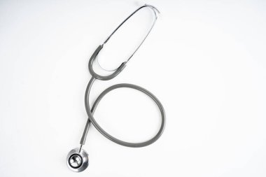 Stüdyoda beyaz arka planda gri tıbbi steteskop.