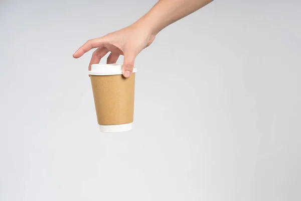 Foto Van Vrouwelijke Hand Die Een Koffiebeker Geïsoleerd Houdt — Stockfoto