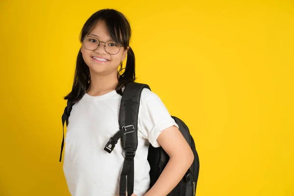 Sorrindo Menina Asiática Com Óculos Com Saco Escolar Está Volta — Fotografia de Stock