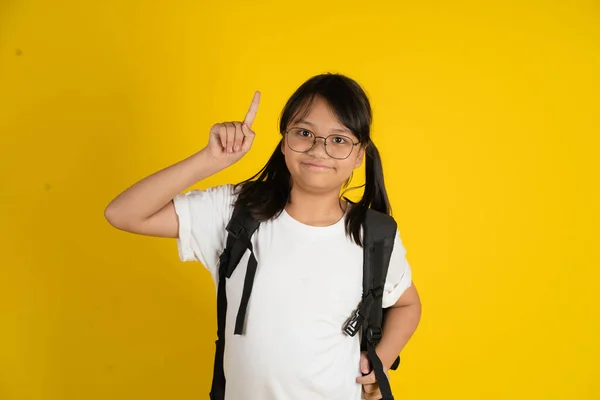 Menina Asiática Vestindo Óculos Carregando Uma Bolsa Escolar Com Dedo — Fotografia de Stock
