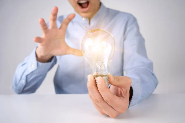 Bombilla Mano Sobre Fondo Crema Con Espacio Para Copiar Idea —  Fotos de Stock