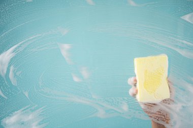 bir cam pencere arkaplan dokusu üzerindeki sabun.