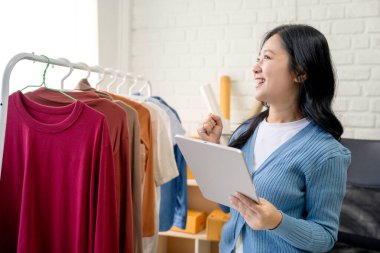 KOBİ Başlangıcı. Küçük işletme girişimcisi. Mutlu Asyalı Kadın Sunar ya da Tanıştırır Ürünleri. Mutlulukla çalışıyorum..