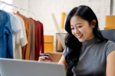 Çevrimiçi alışveriş bir internet satıcısından gelen bir e-ticaret biçimidir..