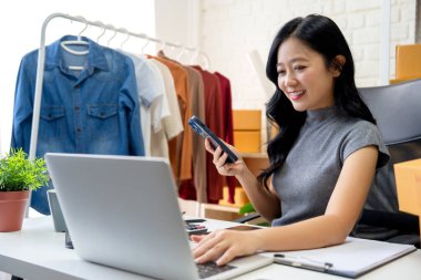 KOBİ Girişim, Küçük İş Girişimcisi. Evde çalışan başarılı küçük işletme sahibinin portresi